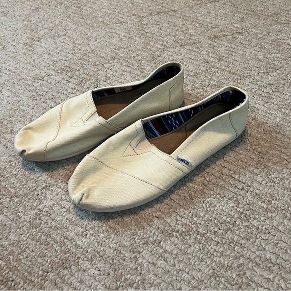 Women’s light yellow like new toms slip on shoes size 8 - Picture 1 of 6